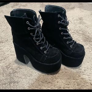 Demonia Camel-203 platform boot